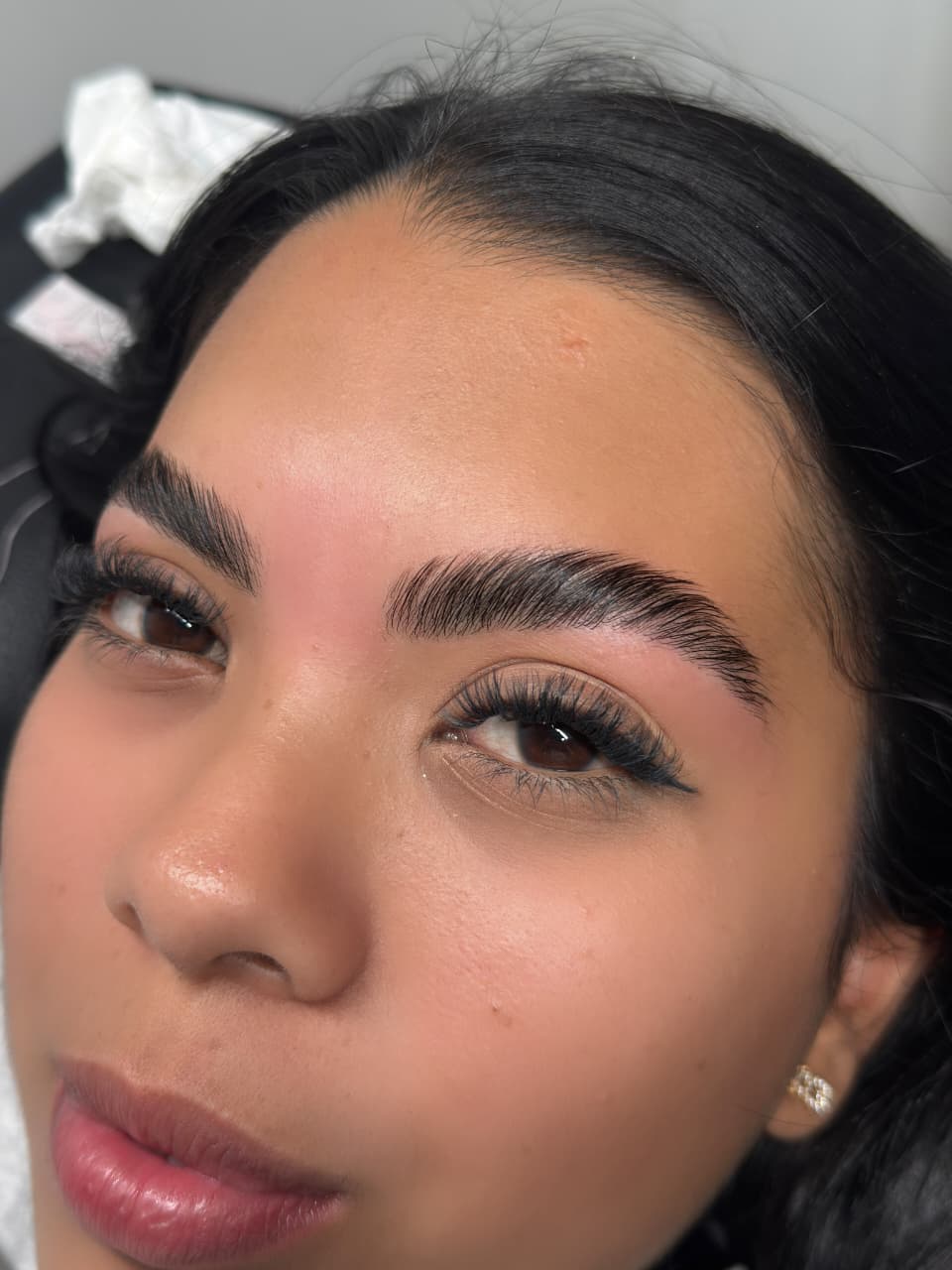 Diseño de cejas profesional en Medellín