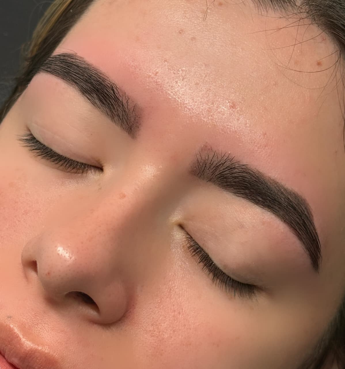 Perfilado de cejas con acabado natural